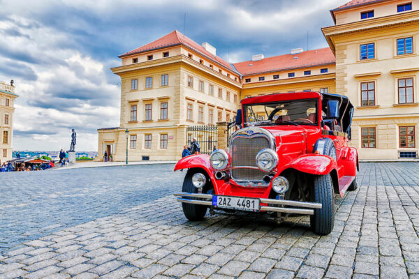 Praga en un día: lujoso paseo a pie con coche de época