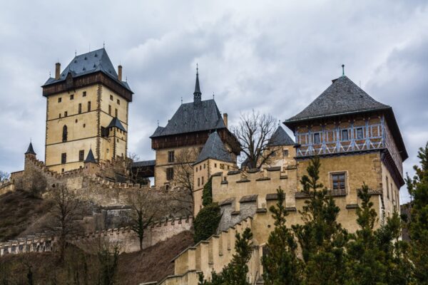 Excursión de un día al castillo de Karlštejn y su famosa cristalería con almuerzo tradicional checo